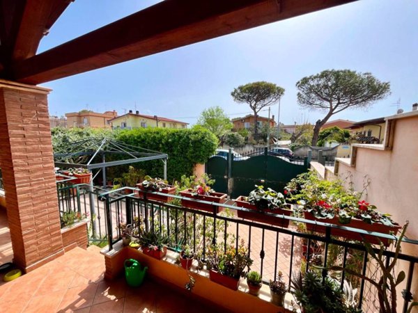casa indipendente in vendita a Roma in zona Ostia Antica