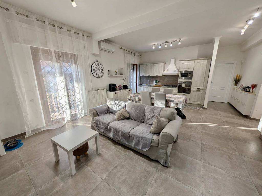 appartamento in vendita a Roma in zona Torre Angela
