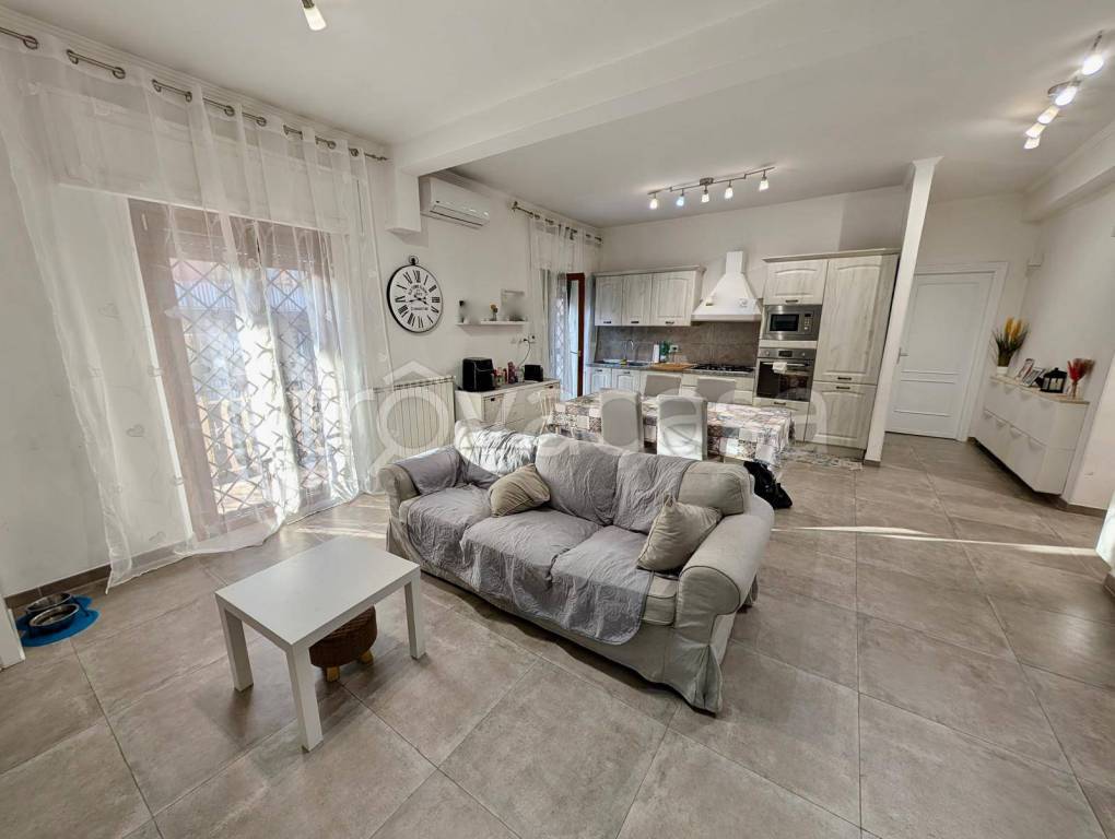 appartamento in vendita a Roma in zona Torre Angela