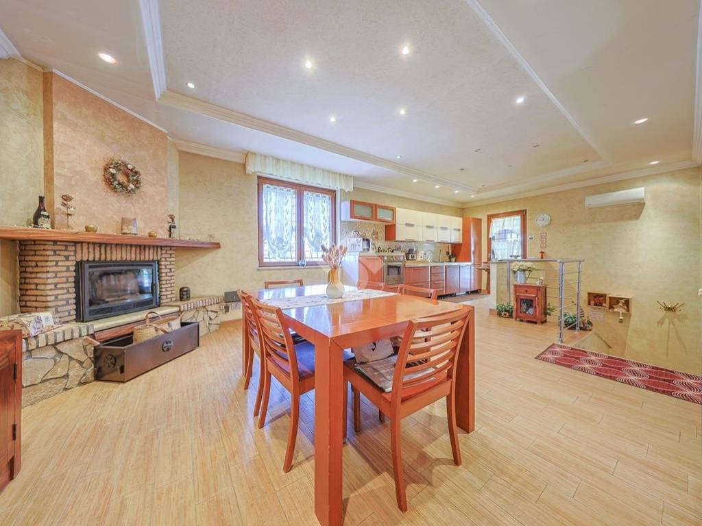 casa indipendente in vendita a Roma in zona Finocchio