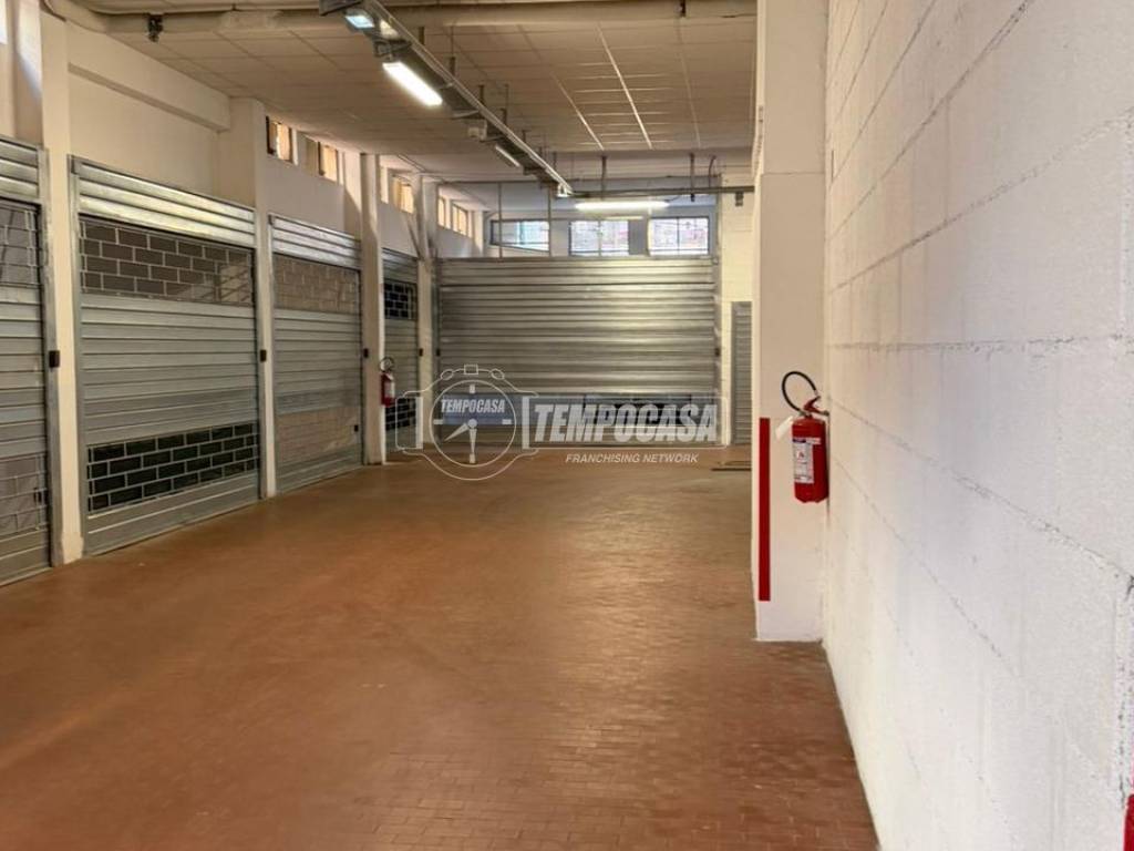 locale commerciale in vendita a Roma in zona Appio Latino