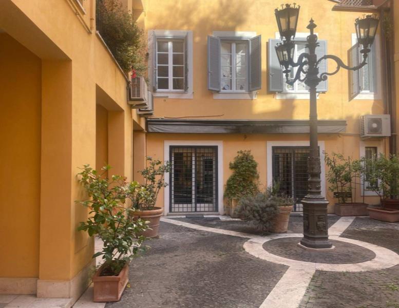 locale commerciale in vendita a Roma in zona Centro Storico