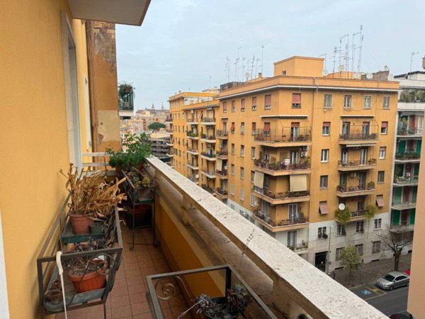 appartamento in vendita a Roma in zona Appio Latino