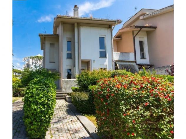 casa indipendente in vendita a Roma in zona Casal Palocco