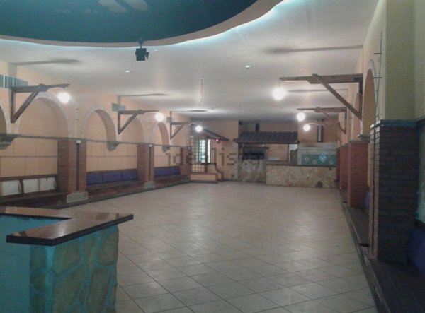 locale commerciale in vendita a Roma in zona Corviale
