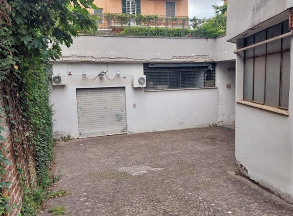 locale di sgombero in vendita a Roma in zona Appio Pignatelli