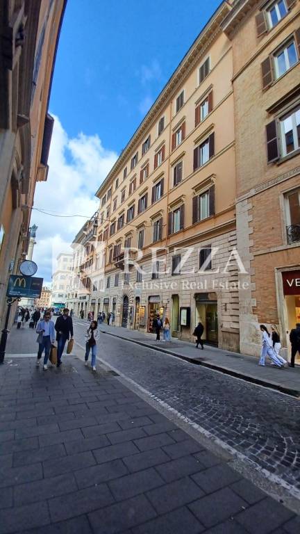 appartamento in vendita a Roma in zona Trevi-Colonna