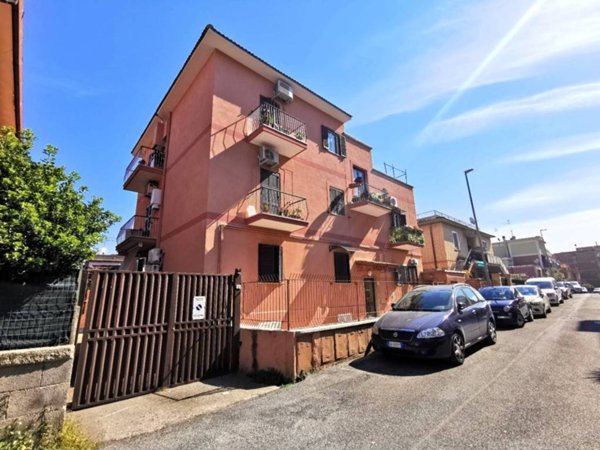 appartamento in vendita a Roma in zona Tor de' Cenci