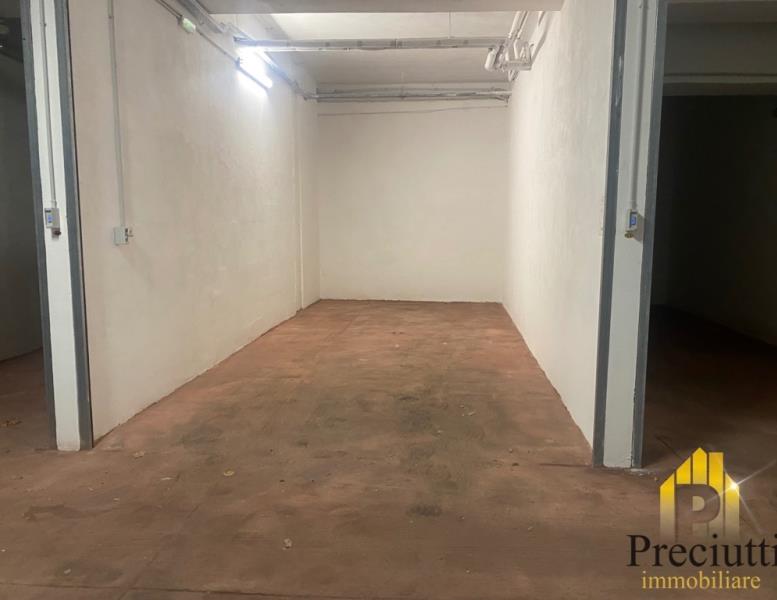 locale di sgombero in vendita a Roma in zona Torre Spaccata