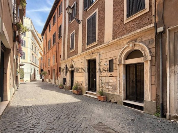 negozio in vendita a Roma in zona Rione di Ponte