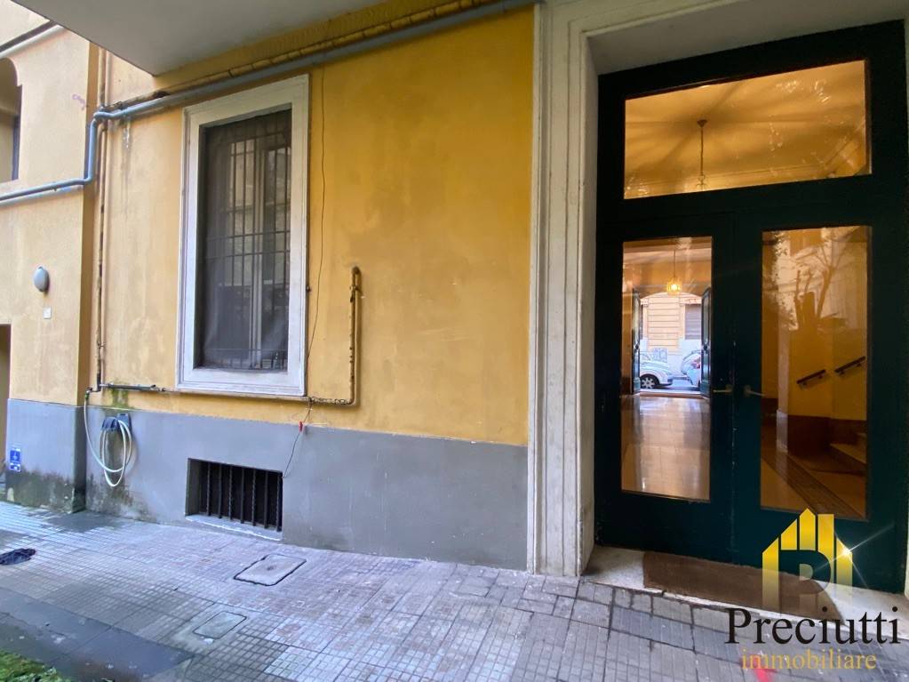locale commerciale in vendita a Roma in zona Rione Prati