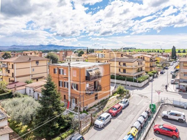 appartamento in vendita a Roma in zona Giardini di Corcolle