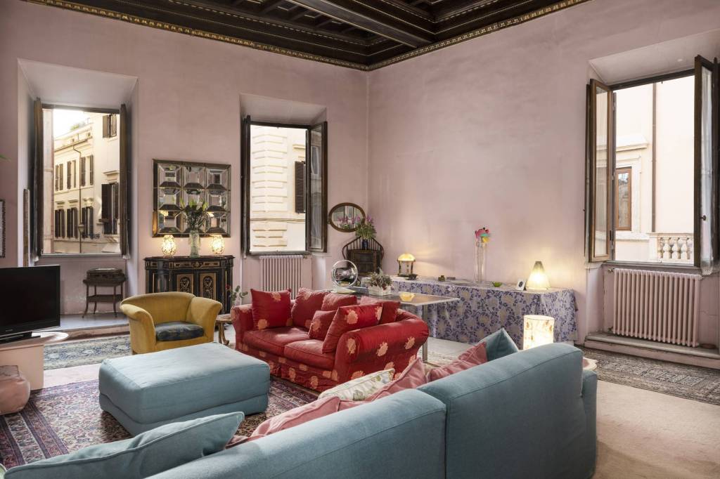 appartamento in vendita a Roma in zona Pigna - Sant'Angelo