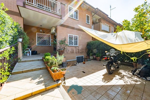 casa indipendente in vendita a Roma in zona Casal Morena