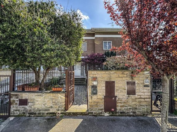 esavano in vendita a Roma in zona Axa