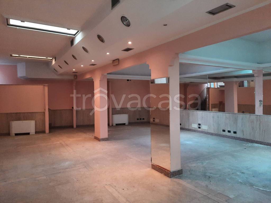 negozio in vendita a Roma in zona Finocchio