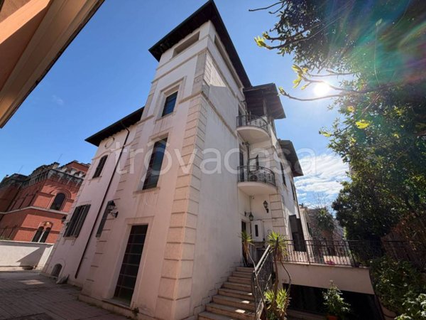 casa indipendente in vendita a Roma in zona Tuscolano