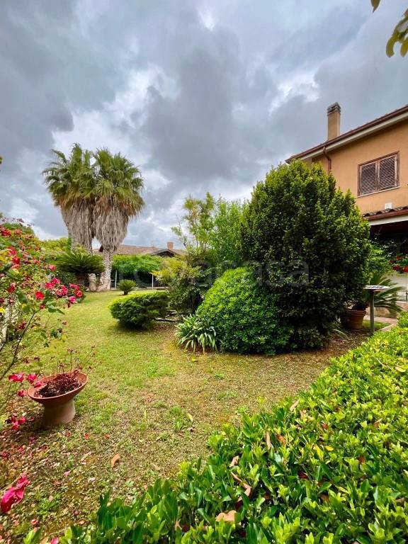casa indipendente in vendita a Roma in zona Infernetto