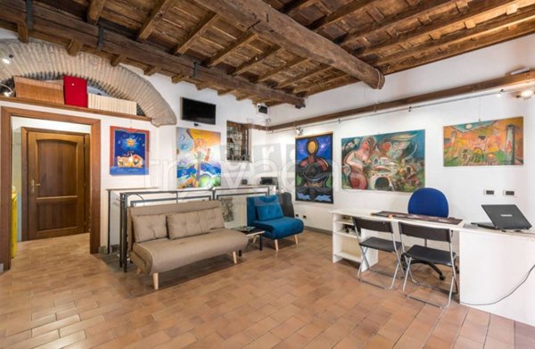 negozio in vendita a Roma in zona Rione Regola