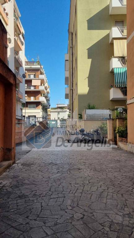 locale di sgombero in vendita a Roma in zona Appio Latino