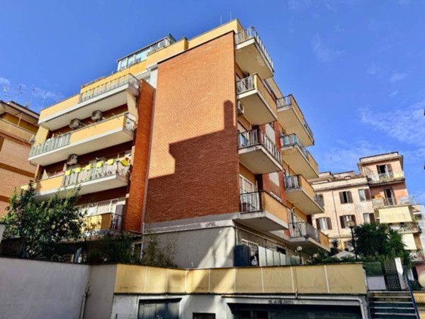 appartamento in vendita a Roma in zona Tomba di Nerone