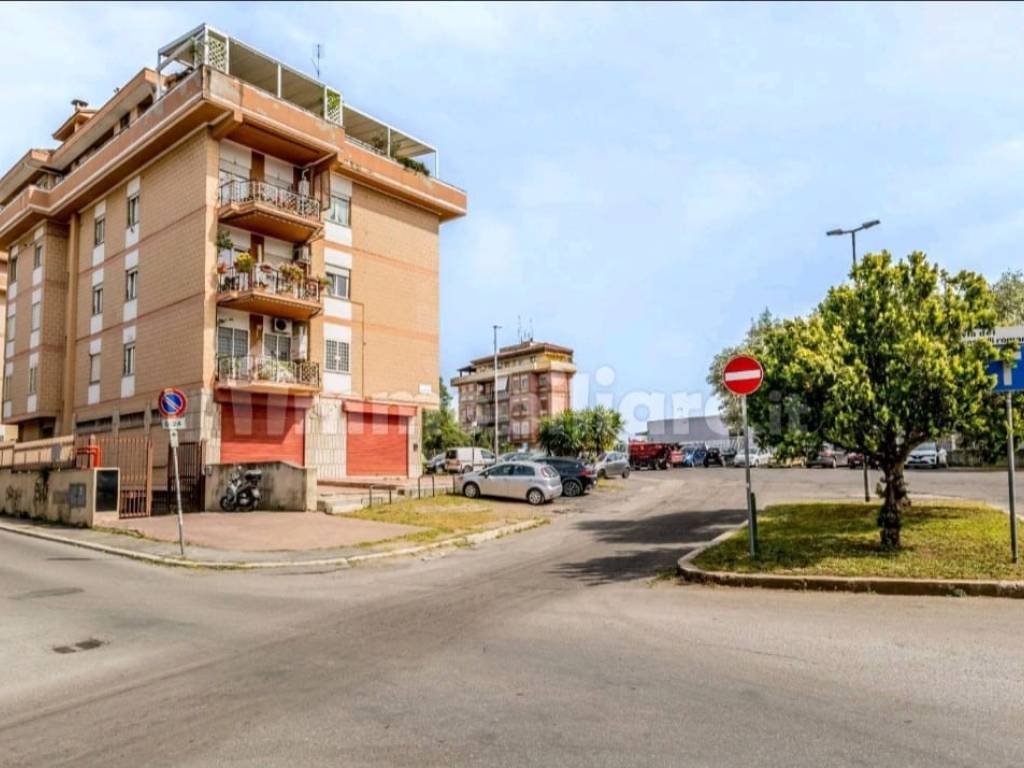 negozio in vendita a Roma in zona Appio Latino