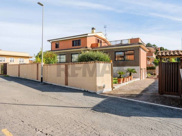 casa indipendente in vendita a Roma in zona Massimina/Casal Lumbroso