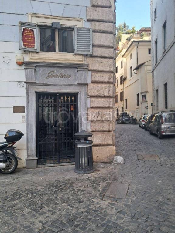 negozio in vendita a Roma in zona Rione Regola