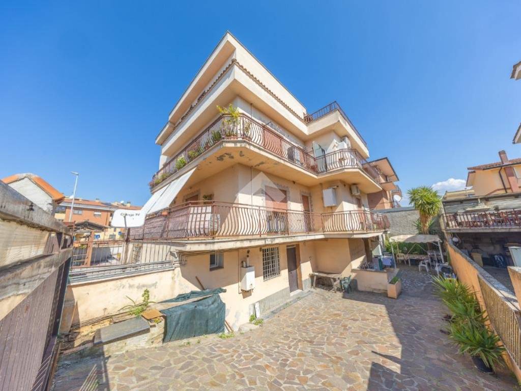 appartamento in vendita a Roma in zona Lunghezza
