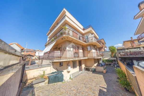 appartamento in vendita a Roma in zona Lunghezza