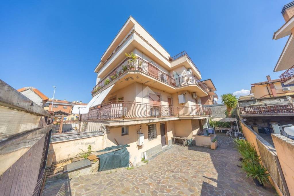 appartamento in vendita a Roma in zona Giardini di Corcolle