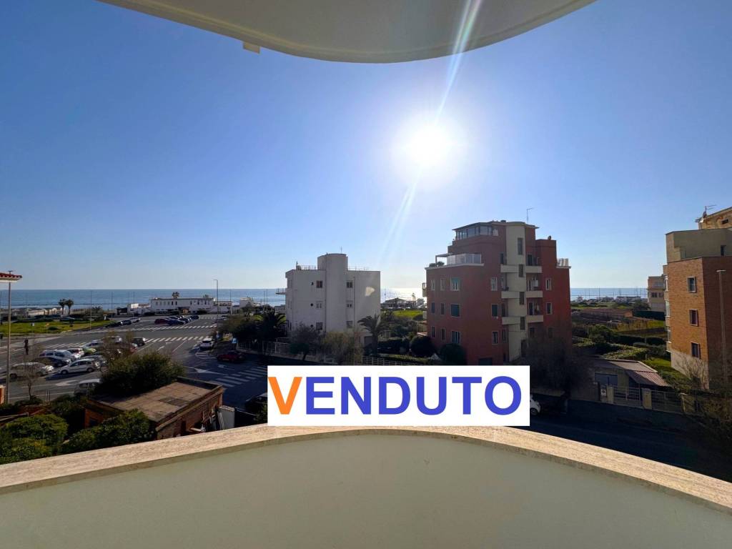 appartamento in vendita a Roma in zona Ostia