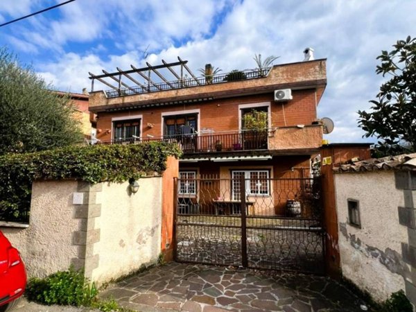 appartamento in vendita a Roma in zona Giardini di Corcolle