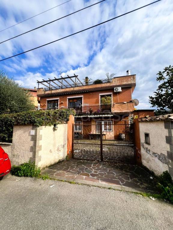 appartamento in vendita a Roma in zona Giardini di Corcolle