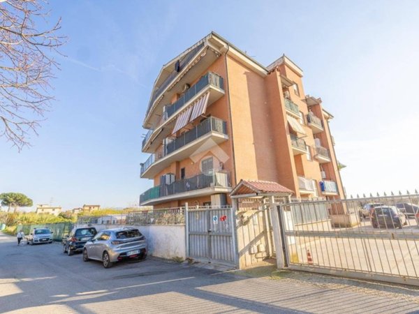 appartamento in vendita a Roma in zona Case Rosse