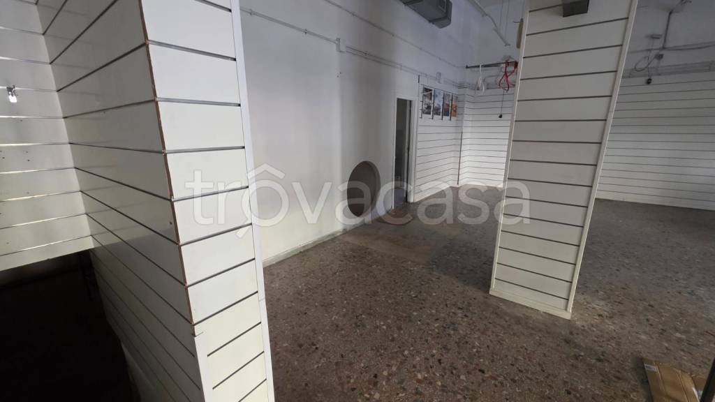 negozio in vendita a Roma in zona La Pisana