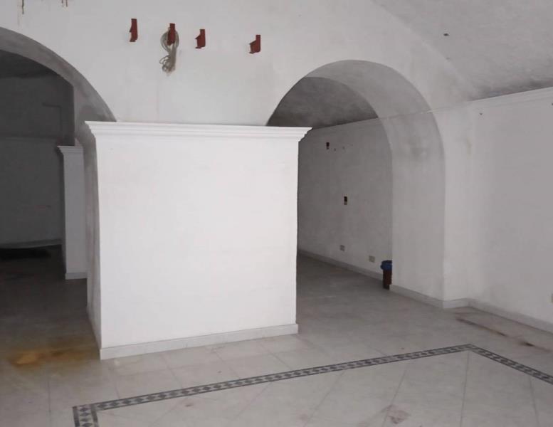 locale commerciale in vendita a Roma in zona Rione di Ponte