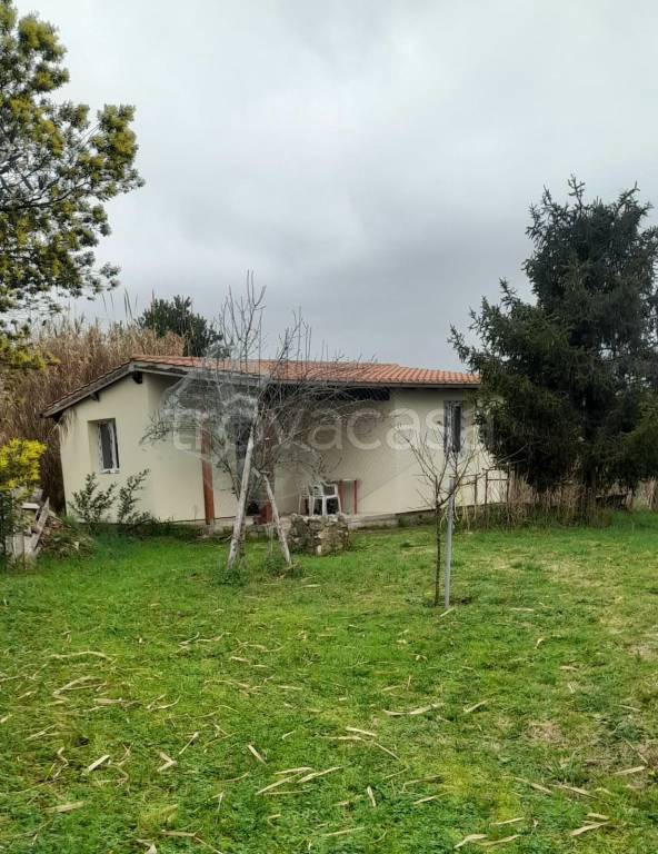 casa indipendente in vendita a Roma in zona Casal Palocco