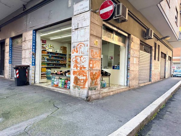 negozio in vendita a Roma in zona Tuscolano