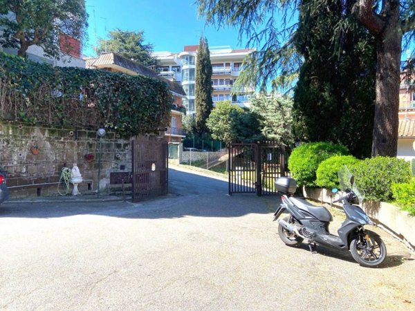 appartamento in vendita a Roma in zona Tomba di Nerone
