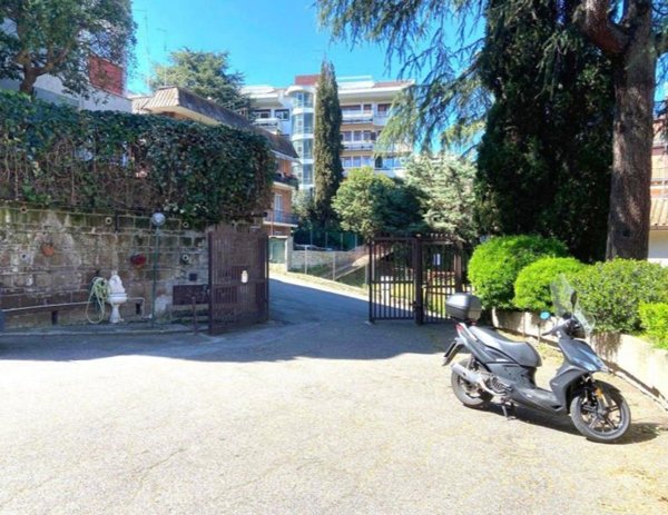 appartamento in vendita a Roma in zona Tomba di Nerone