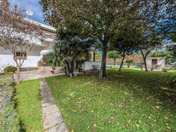 casa indipendente in vendita a Roma in zona Infernetto