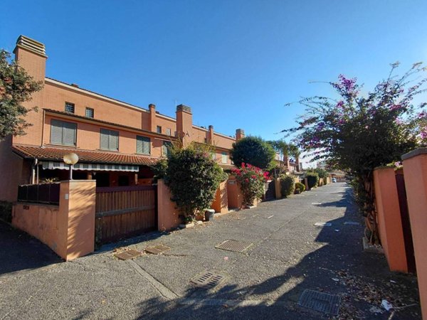 casa indipendente in vendita a Roma in zona Infernetto
