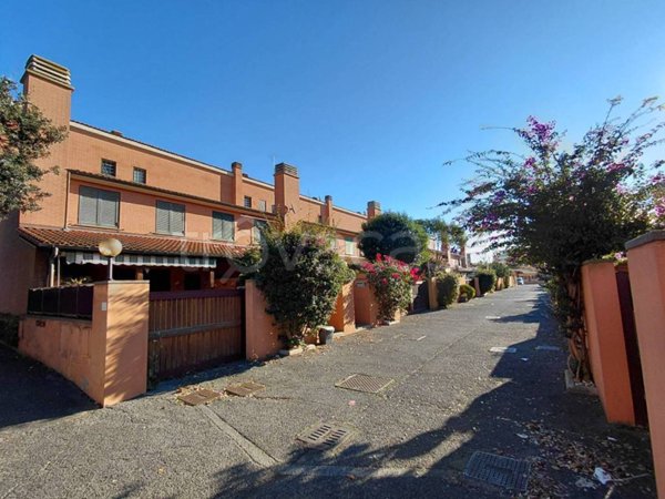 casa indipendente in vendita a Roma in zona Infernetto