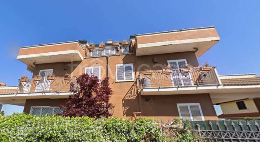 casa indipendente in vendita a Roma in zona Finocchio