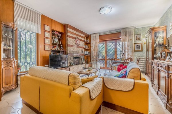 casa indipendente in vendita a Roma in zona Ostia Antica