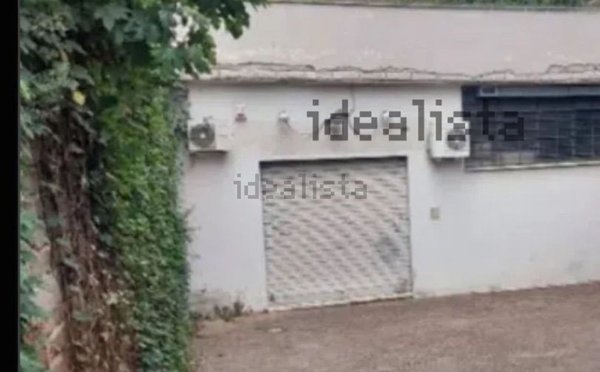 locale commerciale in vendita a Roma in zona Appio Pignatelli