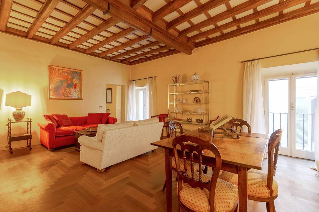 appartamento in vendita a Roma in zona Rione Regola