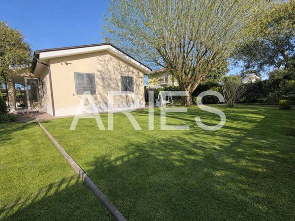 casa indipendente in vendita a Roma in zona Infernetto