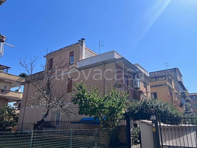 appartamento in vendita a Roma in zona Tor Bella Monaca